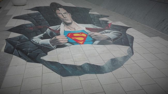 歩道にトリックアートがあります。結構リアルです。笑