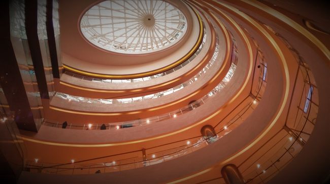 新世界デパートです。アーチが印象的なデパートでした。