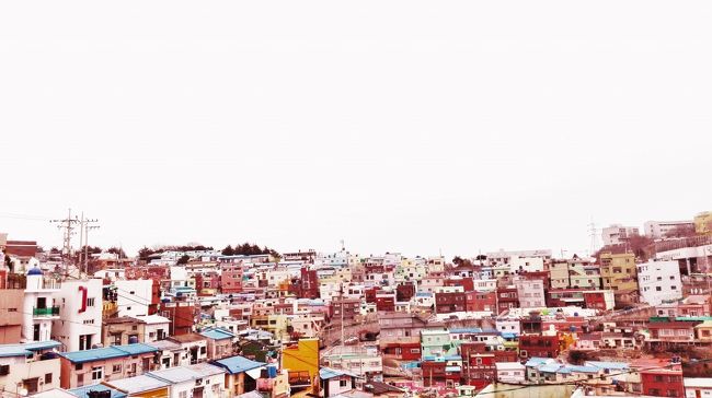 町の名前忘れましたが、色カラフルな街並み。チャガルチ市場からバスで２０分ほど登った場所にあります。芸術村のようです。