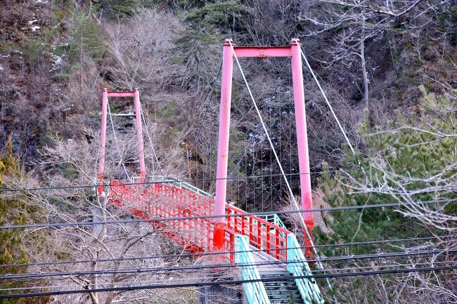あゆのつり橋<br /><br />JR水郷線 矢祭駅 の横に有る真っ赤な吊橋<br />橋の上から 久慈川の眺めが絶景<br />春はツツジ、秋の紅葉、・・・・・・今は冬