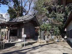 社殿の奥に富士塚が見えます。柵が閉まっており普段は登拝不可となっています。