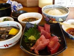 さて、那智勝浦は生マグロの水揚げ日本一の町。市内にはマグロ料理の店が点在しており、昼食時間にもちょうど良いので本場のマグロをいただこう。
マグロの心臓など珍しい部位も味わうことができて大変おいしい。