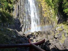 那智の滝は落差１３３メートルの滝で、崖から勢いよく流れ落ちるため迫力がある。