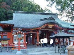 青岸渡寺に隣接して熊野那智大社がある。
こちらは熊野三山の一つ。赤い柱が目を引くつくりになっている。