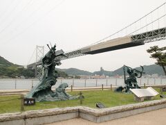 唐戸港に戻り、下関の都市公園「みもすそ川公園」へ。

ここは、源平合戦最後の舞台「壇ノ浦」。
源義経の八艘跳び、平知盛の錨を担いだ姿で対峙する像が建っている。