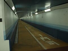 みもすそ川公園の国道9号を挟んだ場所から、「関門トンネル人道」で九州に徒歩で渡ることができる。