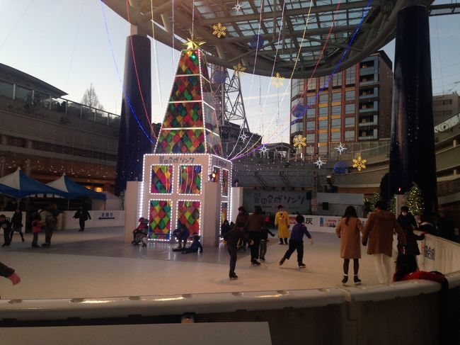 スケート場できてました。本当の氷ではありませんが。