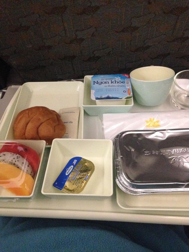 VN深夜便、しかも時差２時間。ベトナム時間午前３時半ごろに朝ごはんでたたき起こされます。となりのかたは耳栓とアイマスクで熟睡。