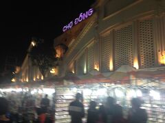 ドンスアン市場。ネオンが鮮やか。