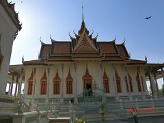シルバーパゴダは王宮の南角に隣接する寺で、王室の仏教行事が行われてきた。
銀寺はお札の裏に描かれている。