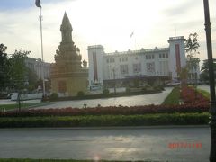 セントラルマーケットからワットプノンに行くときに
プノンペン駅
Royal Railway Station 
を通って行きました。
Cambodia Railway Station は、始発駅で、プノンペン空港やウドン、バッタンバンから国境を越えてタイに行っています。