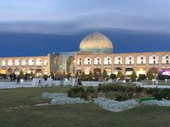 ヤズドの次は、イランと言えばココ！
通称:『世界の半分』イスファハン
16世紀、サファヴィー朝の都として栄えたこの街は、大きな大きなイマーム広場が圧巻！夏場はもっと賑わいをみせるのだろな…。

イスファハンでは、2泊したうちの1泊はレガシーホテルのアッバスィーに投宿。その見事なお庭やゴージャスな朝食を楽しみました(^_^)

宿泊ホテル
1泊目 アミール・キャビール
日本人御用達の安ホテル。ドミと言う名のトリプル相部屋で1泊15ドル。イスファハンは宿事情が悪く、グレードは他都市に比べ下がる。フリー朝食。
2泊目 アッバスィー
レガシーホテル。前日にフロントに直接予約に行ったら、次の日来て予約が見事に入ってなかった…。まあ予想通りの展開だけど、対処してくれたから良しとする。
エージェンシーを通しての予約が確実のようだけど、シングル288000=約73ドルが、エージェンシー料金100ドルだった。
部屋はやや年季入ってますがバスタブがあり。あと素敵なお庭に豪華朝食付きなのが嬉しい！ただ庭園は夏に行った方が良い。
年始ということでギャズというイスファハン名物菓子と薔薇の花をサービスで頂きました★