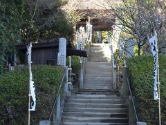 杉本寺

仁王門まで長い階段。
鎌倉幕府が成立する500年も前の奈良時代に、行基が開いたと伝える鎌倉市最古の寺。

