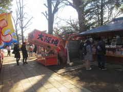 境内を進んで行くと､お祭りでもないのに屋台が｡

その脇の上川口屋さんでは､昔懐かしい駄菓子が売られていました｡
創業はなんと1781年｡江戸時代なんですねぇ！
日本最古の駄菓子屋さんだそうです｡