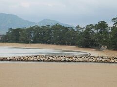 萩城址の傍らには美しいビーチがあった。菊ヶ浜海水浴場。
海水浴シーズンにはファミリーなどで大変賑わうそう。