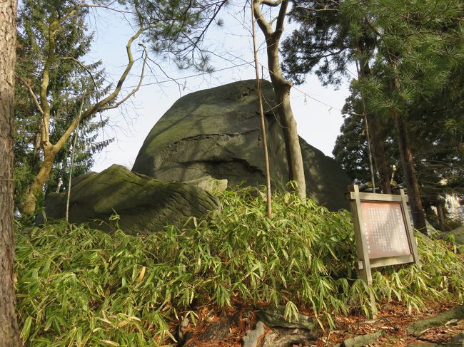 烏帽子岩。<br />烏帽子の形をした大きな岩です。<br />吉兆のシンボルであり、「お守り岩」として崇拝されています。