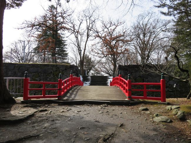 橋を渡ると本丸です。<br />天守はありません。