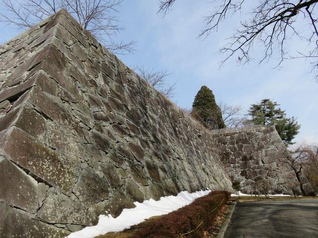 盛岡城は立派な石垣で有名です。