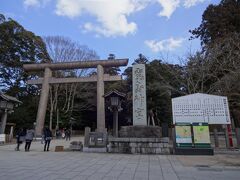 鹿島神宮にやってきました。
昨年の夏に訪れた千葉県香取市の香取神宮、茨城県神栖市の息栖神社とともに東国三社の一つです。
この鳥居向かって右手側に駐車場がありました。
けっこう手前から民間の駐車場が呼び込みをしていますが、
一番近い駐車場もけっこう空いていました。