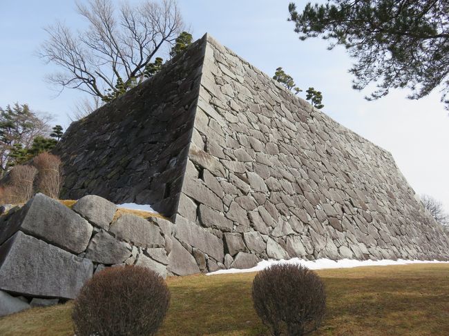 高く積み上げられた石垣は迫力がありました。