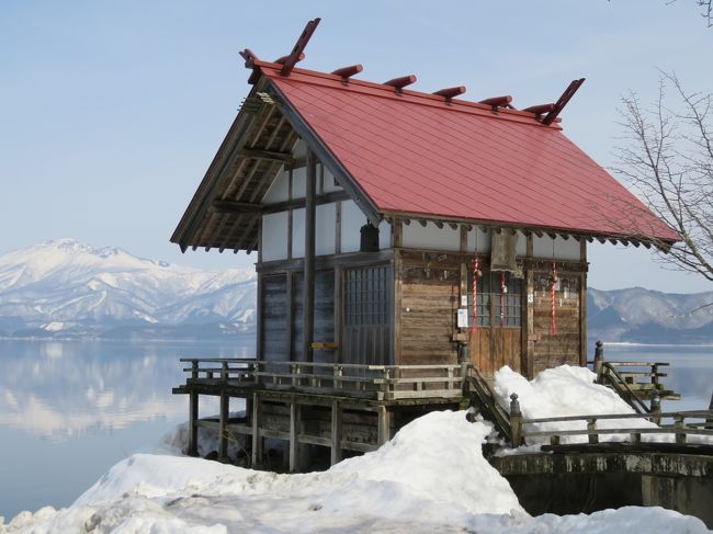 湖に突き出す感じで建っています。