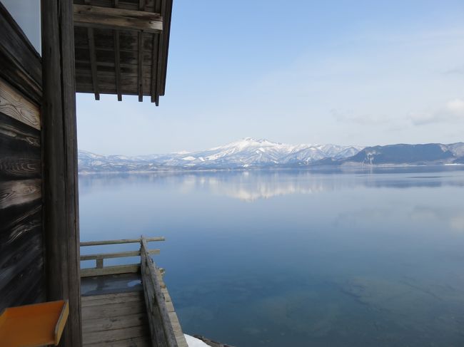 神社の裏手からは田沢湖が一望できました。