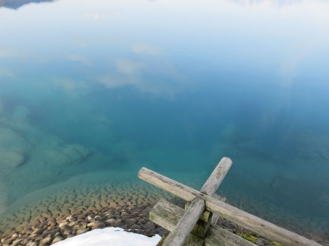 田沢湖の水は、澄んだエメラルドブルーでとてもきれいでした。