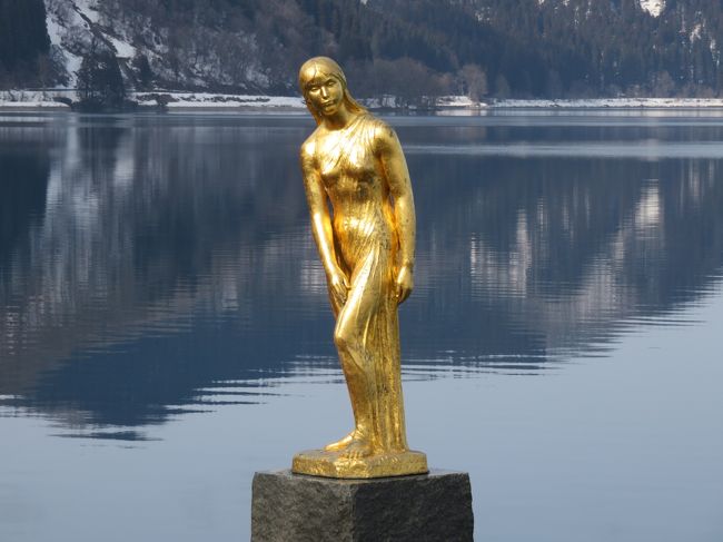 たつこ像。<br />金色に輝いていました。