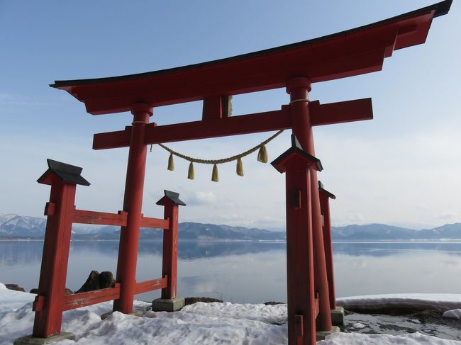 御座石神社。<br />湖に面して鳥居があります。