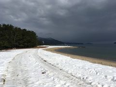 前日の雪で砂浜。海水浴場らしいですが、雪景色。きれいな波打ち際に白い砂と雪っていうふしぎな組み合わせでした。