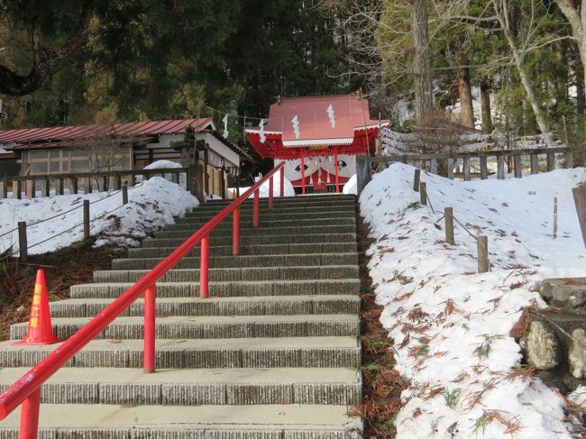 石段を上ると参拝できます。