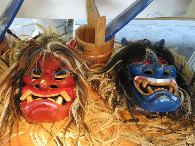 なまはげの仮装セット。<br />駅に置いてありました。記念写真用ですね。