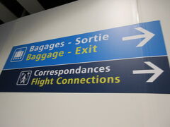 パリ、シャルルドゴール空港着。イミグレ悠長で、到着から１時間ほどかかって出られました。

お迎えに出会えなかったらどうしよう、、と不安でしたが、打ち合わせ通り、タブレットに私の名前を書いてお迎えの方がいました。遅れてごめんなさい。

