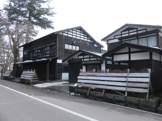 黒塗りの建物が並んでいます。<br />一般の方の住居もあるようです。