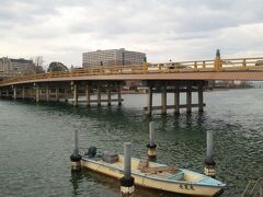 東海道の要衝だった瀬田の唐橋。
琵琶湖から流れ出る瀬田川に架かっています。
