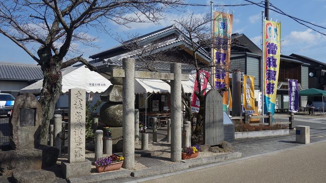 左に見えるのが當麻蹴速の五輪石