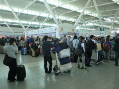 ４月２５日、朝の福岡空港です。
ＫＬＭオランダ航空直行便でアムステルダムへ向かいます。チェックインカウンターは海外への旅行客で溢れていました。