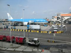 アムステルダムのスキポール空港に到着しました。
直行便とはいえ、欧州は遠いですね。
