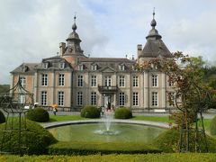 ４月２６日、ブリュッセルを出発しアルデンヌ地方にある古城のうちモダーヴ城を観光しました。
この日も朝から雨でした。うっとおしい一日になるのかなと思っていましたら、ラッキーな事に内部の観光をしている間に雨は上がってくれました。
城の写真は雨上がりに撮ったものなので空の雲が切れています。
