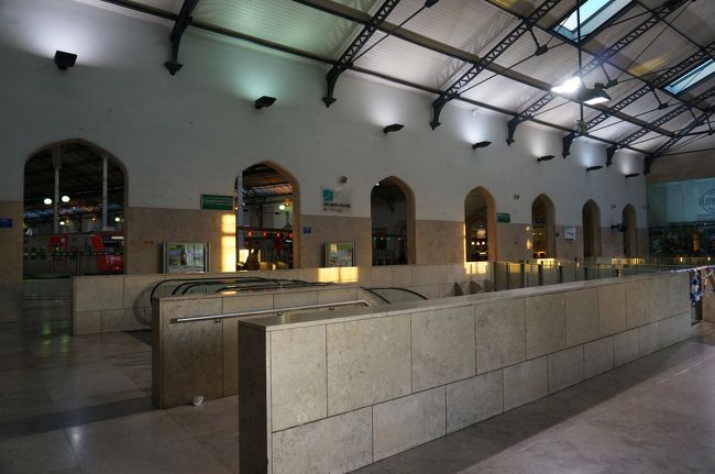 まずは地下鉄でレスタウラドーレス駅に行き、ロシオ駅まで歩く。そこで"Bilhete Train &amp; Bus"というパスを購入。このパスはリスボンからシントラ駅/カスカイス駅、シントラ内、そしてロカ岬までのバスに乗ることが出来ます。料金は15ユーロ。毎回購入する必要もないし、多分元も取れてると思います。