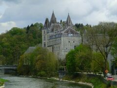 デュルビュイはウルト川沿いの小さな町です。
この町は「世界で一番小さな町」と呼ばれています。町の手前にある駐車場でバスを下車し、川に架かる橋を渡って町に入りました。
橋からはデュルビュイ城が眺められます。
町には石畳の小道や石造りの可愛い家々が並んでおり、２０分もあれば町を一周してしまいます。
建物の多くは土産物店やレストラン、カフェですが、土産物店の飾りつけが可愛らしくてまるで絵本から抜け出たような町でした。