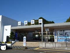 紀伊勝浦駅からは紀勢本線の特急列車に乗車。
約30分で今日の観光地、串本駅に到着した。