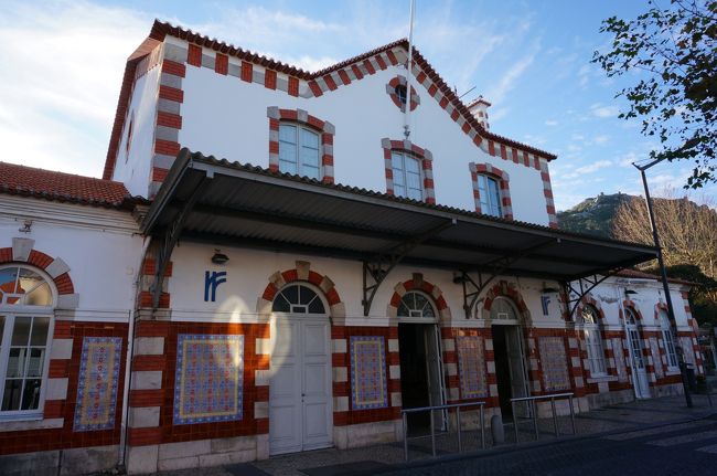 シントラ駅の外観、とってもカワイイ。<br /><br />駅を出て左側(写真右側)に行くとロカ岬行きの403番のバス停、右側(写真左側)に行くとシントラを巡る434番のバス停があります。駅の向かいにはインフォメーションセンターがあるので、マップやバスの時刻表がもらえます。<br /><br />また同じ情報を"Scotturb"というアプリで手に入れることができます。このアプリはシントラ・ロカ岬巡りには非常に便利なので、事前に入手しておくことをオススメします。