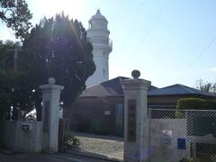 観光タワーからは約１０分強の距離で潮岬灯台に到着。