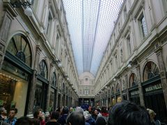 ブリュッセルに到着しましたが、まだ雨は降り続けていました。
ここはギャルリー・サン・チュベール。ギャルリーとはショッピングアーケードのことです。
このアイケードは素敵でした。綺麗です。
アーケードは人で一杯でした。雑貨店や時計・宝飾店、鞄、靴屋、カバン店、帽子に傘、そしてチョコレート店など、華やかな印象の店が並んでいます。
一番多かったのはチョコレートの店。