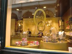 そしてマリー。
マリーは日本には店を置いていないのでマリーでチョコレートを買いました。
日本人の女性店員がいるので言葉に不自由せず助かりました。
マリーの店には素敵なデザインの箱が沢山あります。お好みの箱にお好みのチョコレートを選んで詰め合わせにしてもいいし、最初からセットになったものもありました。
味はもちろん抜群に美味しいです。絶対お勧めはマリーのチョコレート。