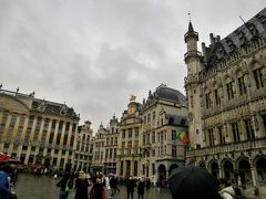 ギャルリー・サン・チュベールを抜けた先にグラン・プラスがありました。
文豪ヴィクトル・ユーゴーが「世界で最も美しい広場」と称した広場です。
生憎の雨で世界一美しいと称された広場も夕暮れ時のように薄暗く、魅力を十分に発揮しきれていませんでした。
黒っぽい建物はさらに暗く、建物の外壁の金の装飾も輝きが鈍っていました。
ここはかなり期待していたのに、薄暗くて少し期待はずれでした。
天候はどうしようもないですから、仕方ありません。
