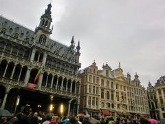 王の家（市立博物館）とギルドハウス。
王の家と呼ばれていますが、王が居住したことはありません。かつてのパン市場の場所に石造りの館が建てられ、16世後半にカール５世の命によってネオゴシックに改築されました。その後はスペイン・ハプスブルク家の時代にスペイン政庁となりましたが、現在の建物は1895年にネオゴシック様式で再建されたものです。
現在は市立博物館になっており、３階には小便小僧の衣装コレクションがあります。この衣装は世界中から送られたそうですが、ツアーのため内部観光はできませんでした。
