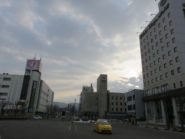 横手から出発。<br />朝の横手駅前。<br />山形の立石寺へ向かいます。
