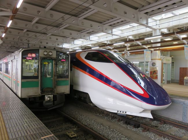 新幹線とローカル電車が並んで停車している光景は珍しいですね。<br />山形までは左の普通電車で行きました。